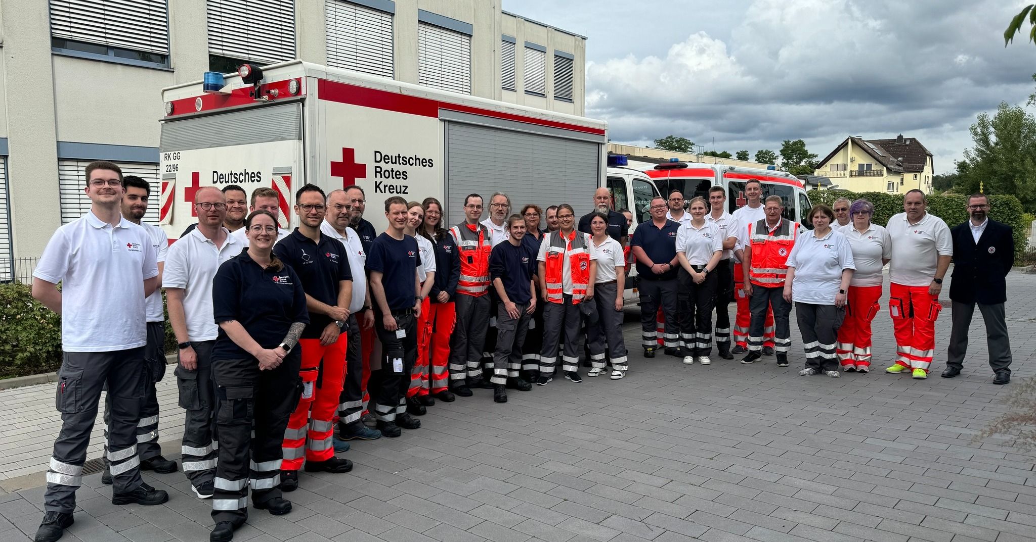 Gruppenbild der eingesetzten Helfer*innen vor dem DRK in Raunheim