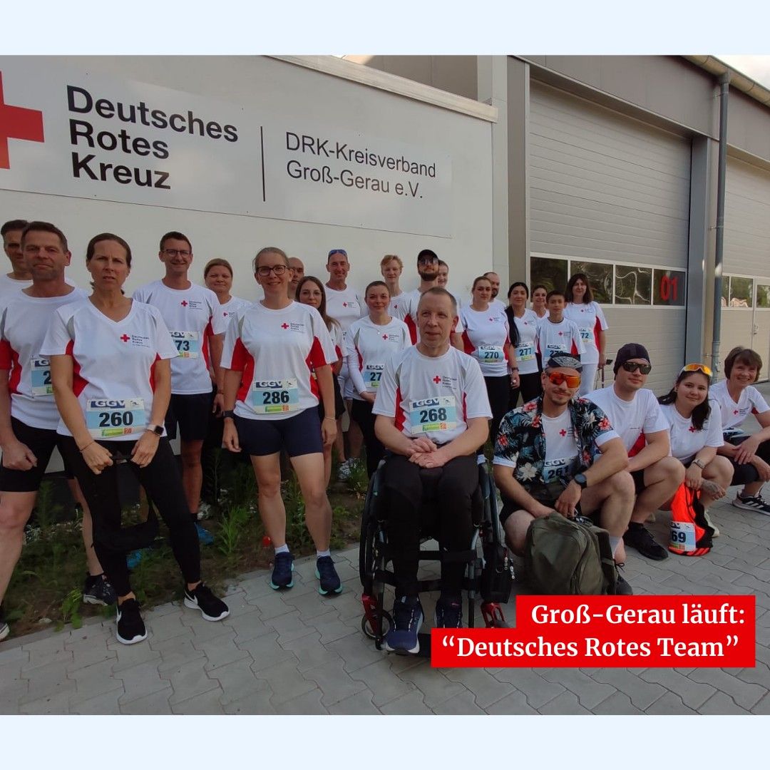 Gruppenbild des Läufer:innenteams vor der neuen Fahrzeughalle