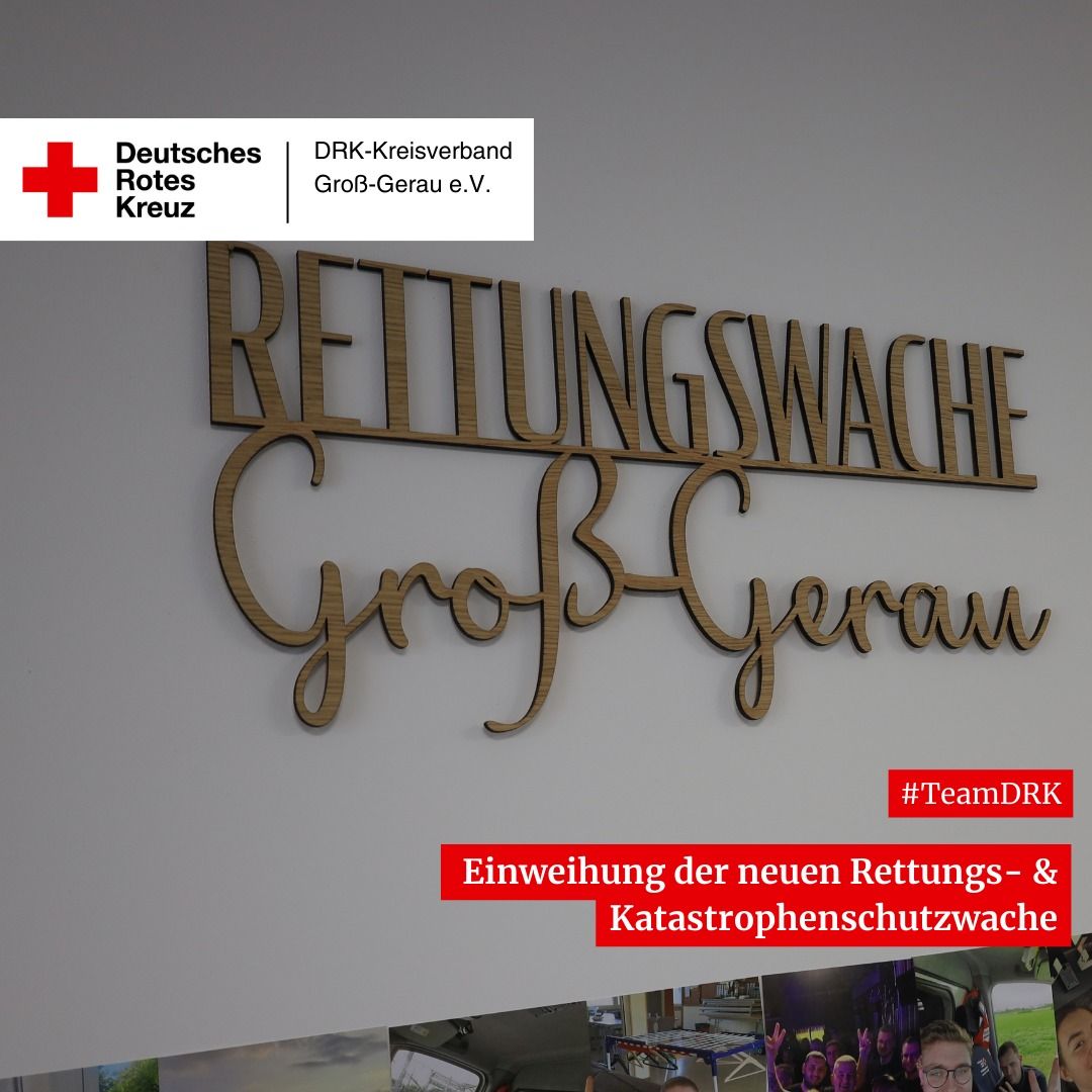 Schriftzug "Rettungswache Groß-Gerau" in der neuen Wache als gelasertes Holzschnitt-Wandbild